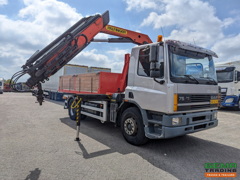 Camión multibasculante DAF 75.240 4x2 Dagcab Euro1 - Haakarm 14T + Palfinger PK11000 - Afstandsbediening