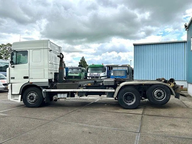 Camión multibasculante DAF 95.480 XF SPACECAB 6x2 WITH HOOK-ARM SYSTEM (EURO 3 / ZF16 MANUAL GEARBOX / ZF-INTARDER / STEEL-/AIR SUSPENSION / AIRCONDITIONIN