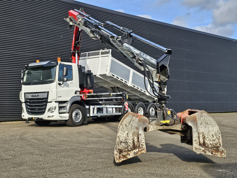 Camión multibasculante DAF CF 530 8x4-4 / FASSI 27.5 t/m CRANE + TIPPER