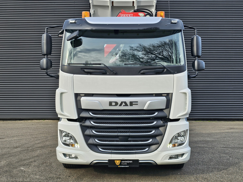 Camión multibasculante DAF CF 530 8x4-4 / FASSI 27.5 t/m CRANE + TIPPER