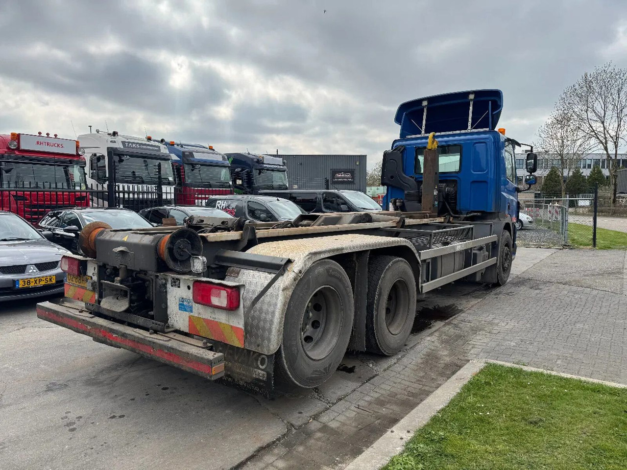 Camión multibasculante DAF CF 85.360 EURO 5 6X2 25T VDL HOOK TÜV 11-2025