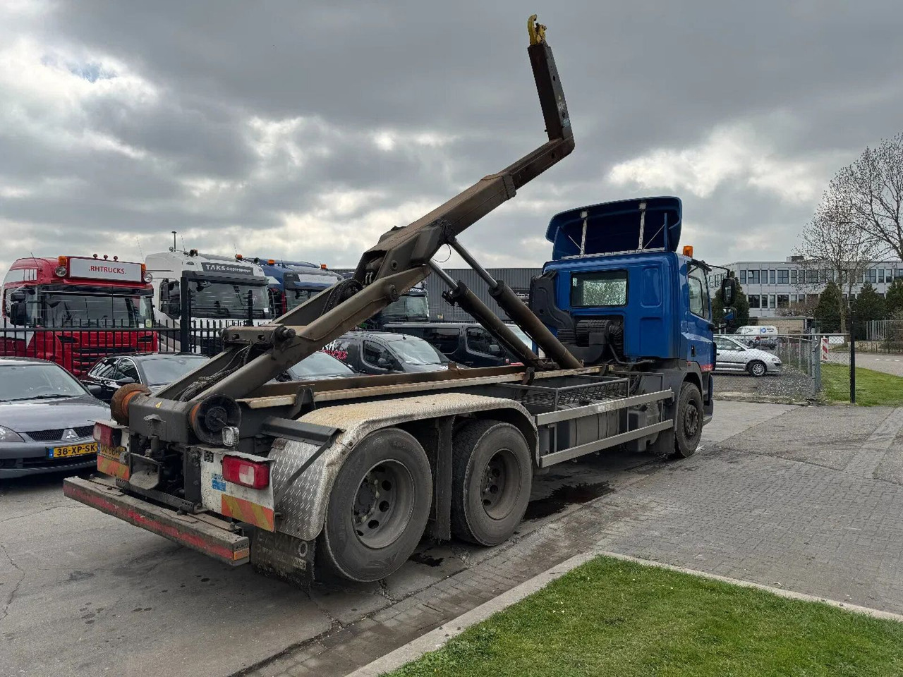 Camión multibasculante DAF CF 85.360 EURO 5 6X2 25T VDL HOOK TÜV 11-2025