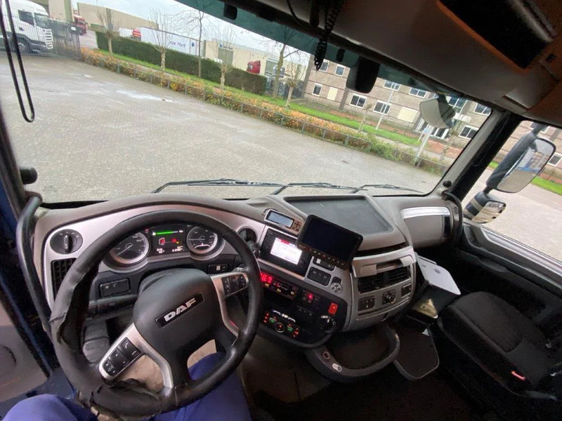 Camión multibasculante DAF XF106-530 8X2 / AJK HOOKLIFT 25000KG / 9 TON FRONT AXLE / NAVI / ONLY:612482 KM / SSC / AUTOMATIC / EURO-6 / 2019