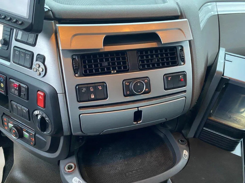 Camión multibasculante DAF XF106-530 8X2 / AJK HOOKLIFT 25000KG / 9 TON FRONT AXLE / NAVI / ONLY:612482 KM / SSC / AUTOMATIC / EURO-6 / 2019