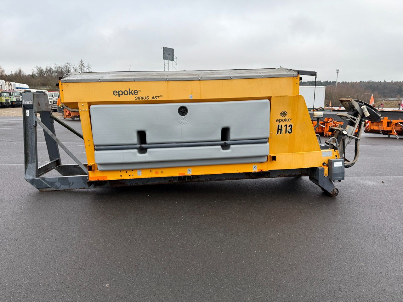 Camión multibasculante Epoke Salzstreuer Winterdienst Bandstreuer