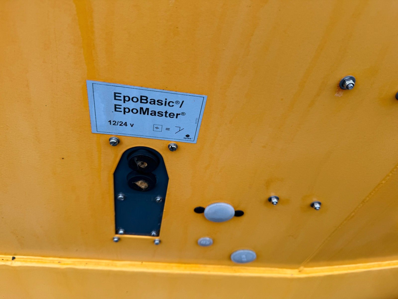 Camión multibasculante Epoke Salzstreuer Winterdienst Bandstreuer