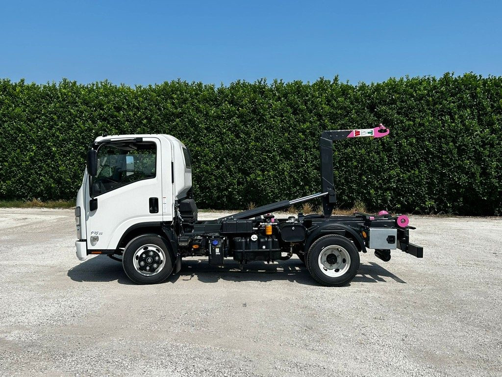 Camión multibasculante ISUZU P75 NUOVO SCARRABILE