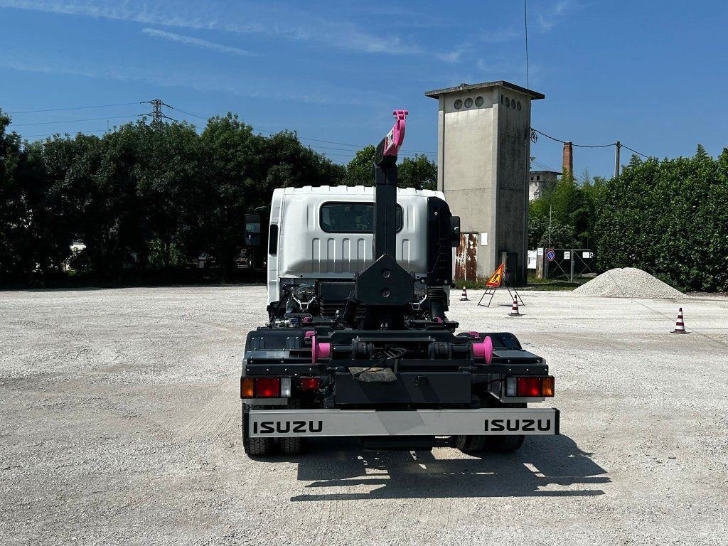 Camión multibasculante ISUZU P75 NUOVO SCARRABILE