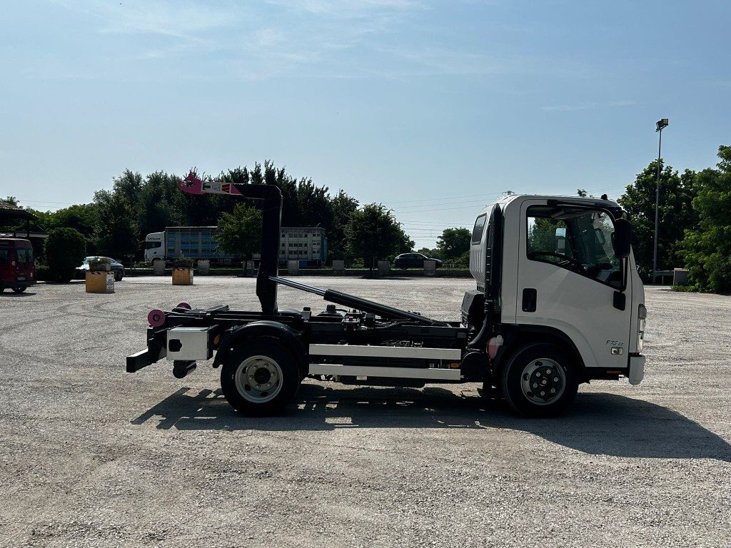 Camión multibasculante ISUZU P75 NUOVO SCARRABILE