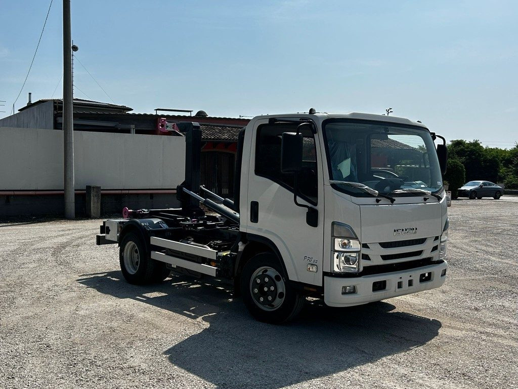 Camión multibasculante ISUZU P75 NUOVO SCARRABILE