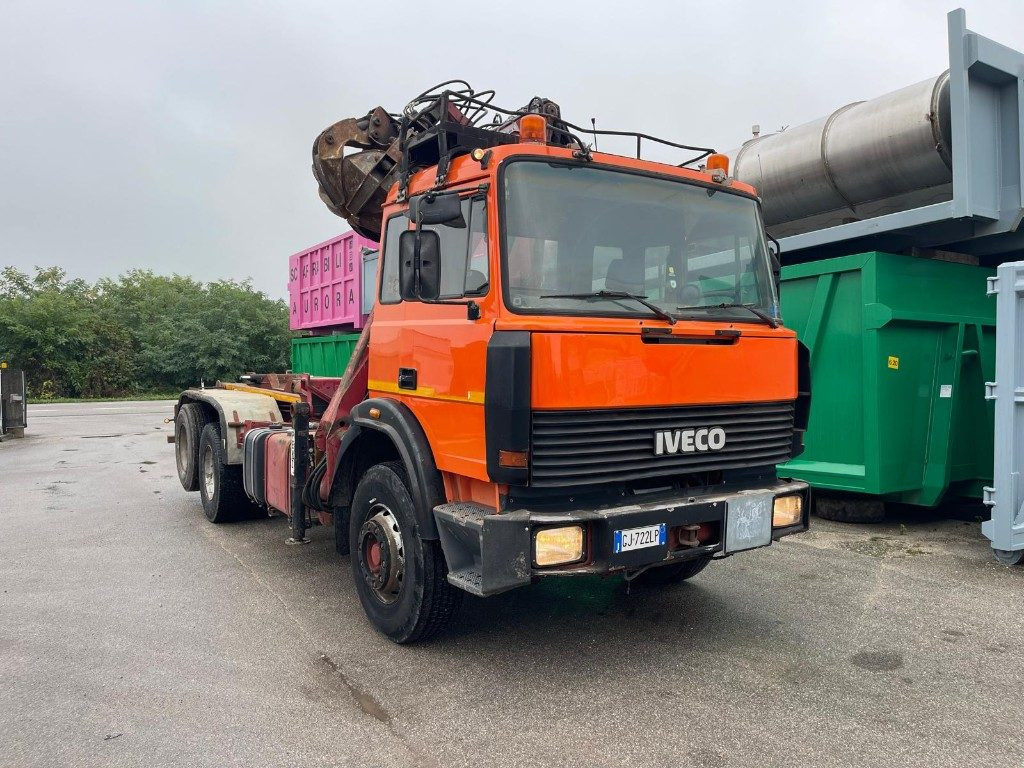 Camión multibasculante IVECO 190E26 SCARRABILE CON GRU PENZ E POLIPO