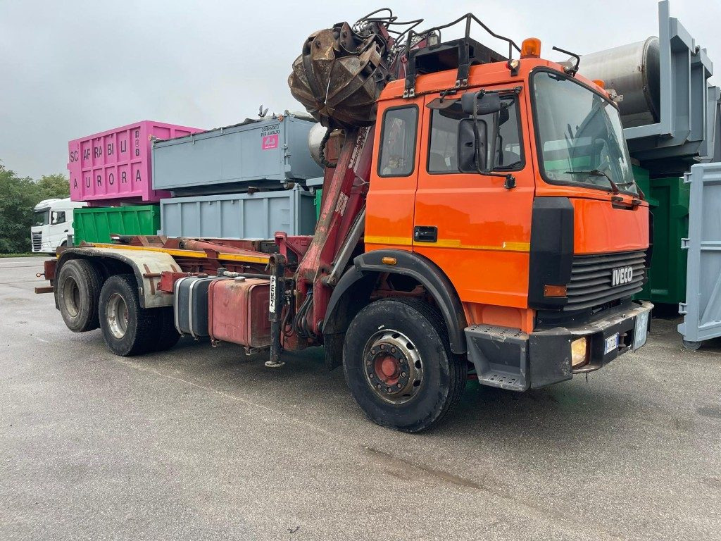 Camión multibasculante IVECO 190E26 SCARRABILE CON GRU PENZ E POLIPO