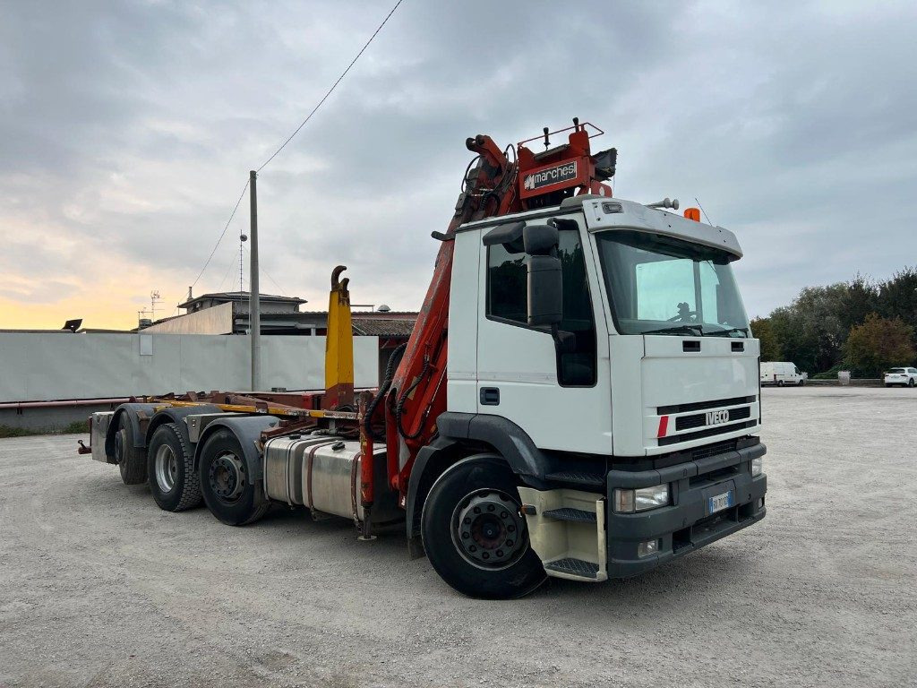 Camión multibasculante IVECO 260E43 EUROTECH USATO SCARRABILE CON GRU