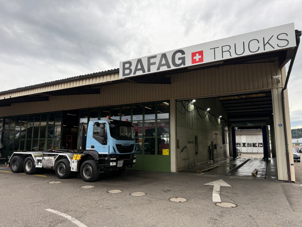 Camión multibasculante IVECO 340T45 Trakker 8x4