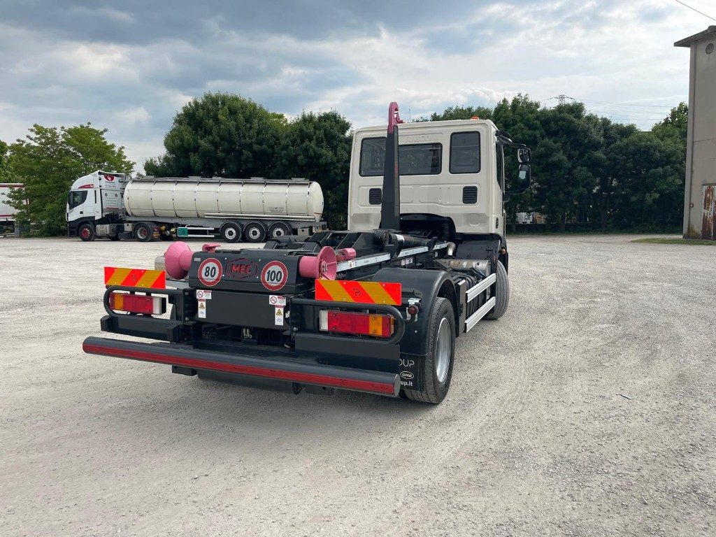 Camión multibasculante IVECO EUROCARGO 120E22 SCARRABILE