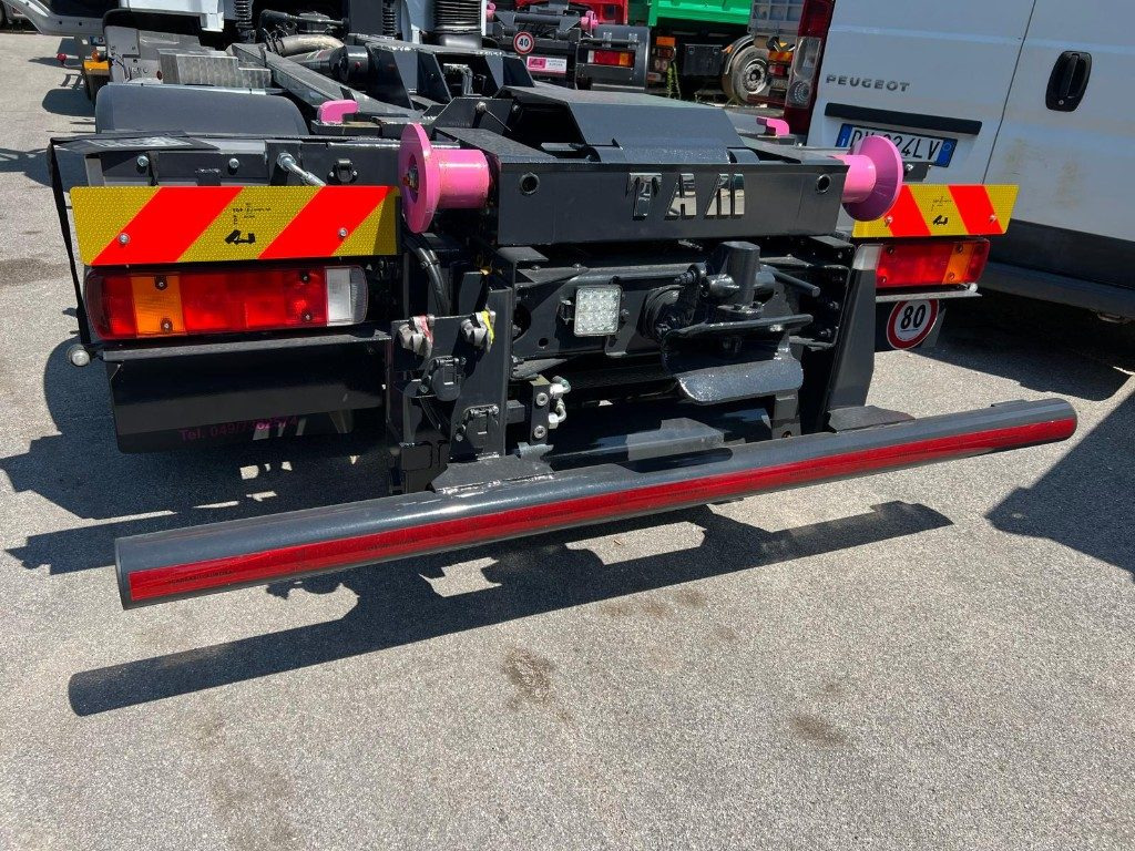 Camión multibasculante IVECO EUROCARGO 120E28 CON SCARRABILE NUOVO