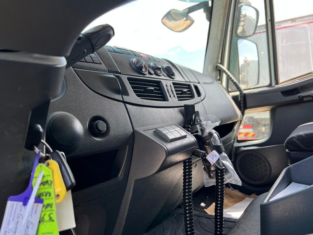 Camión multibasculante IVECO EUROCARGO 120E28 CON SCARRABILE NUOVO