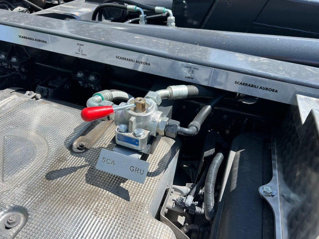 Camión multibasculante IVECO EUROCARGO 120E28 CON SCARRABILE NUOVO