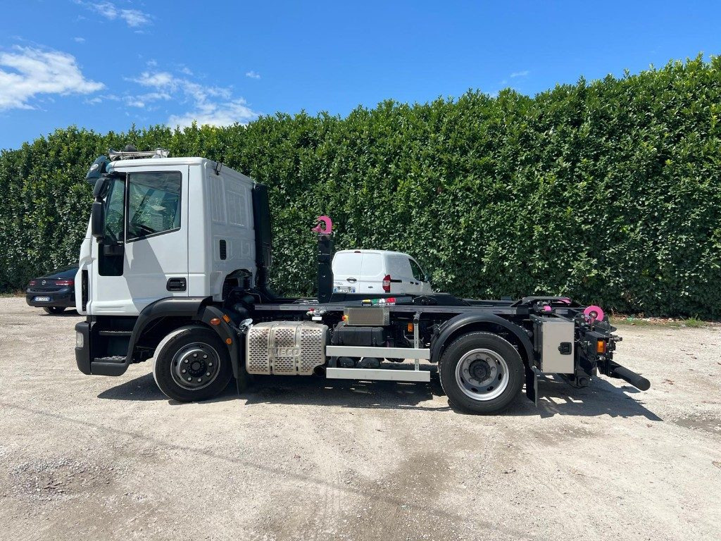 Camión multibasculante IVECO EUROCARGO 120E28 CON SCARRABILE NUOVO