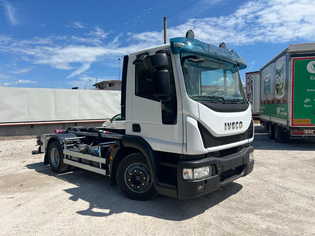 Camión multibasculante IVECO EUROCARGO 120E28 CON SCARRABILE NUOVO