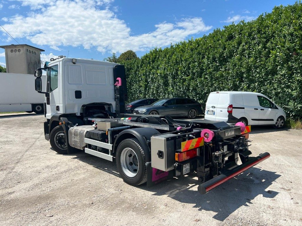 Camión multibasculante IVECO EUROCARGO 120E28 CON SCARRABILE NUOVO