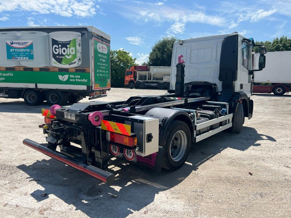Camión multibasculante IVECO EUROCARGO 120E28 CON SCARRABILE NUOVO