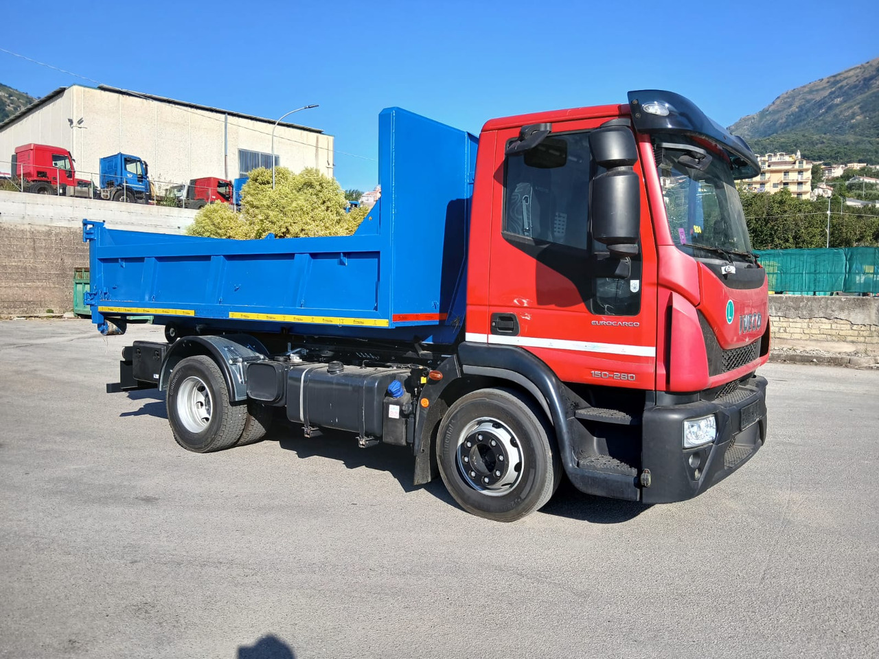 Camión multibasculante IVECO EUROCARGO 150-280