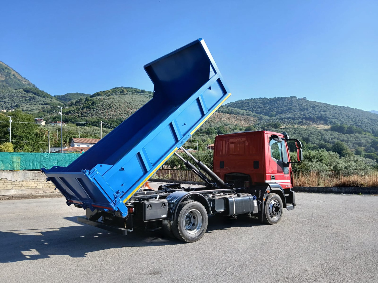 Camión multibasculante IVECO EUROCARGO 150-280