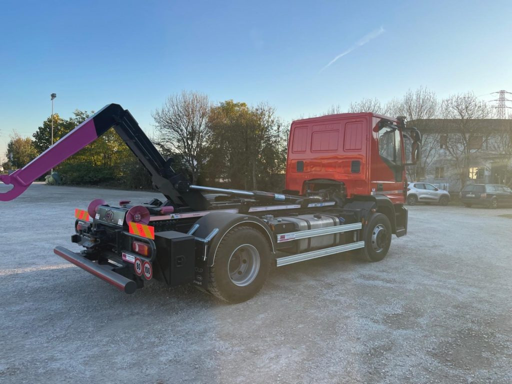 Camión multibasculante IVECO EUROCARGO 160E32 CON SCARRABILE NUOVO