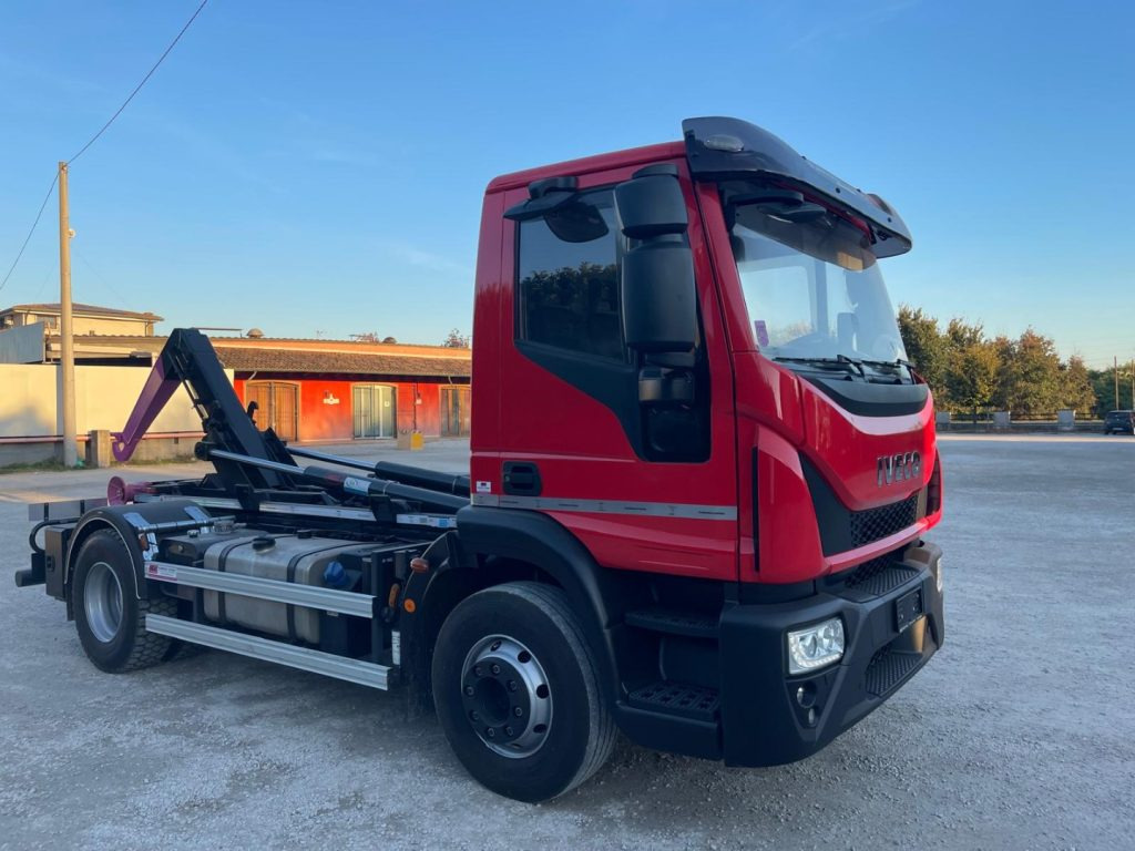 Camión multibasculante IVECO EUROCARGO 160E32 CON SCARRABILE NUOVO