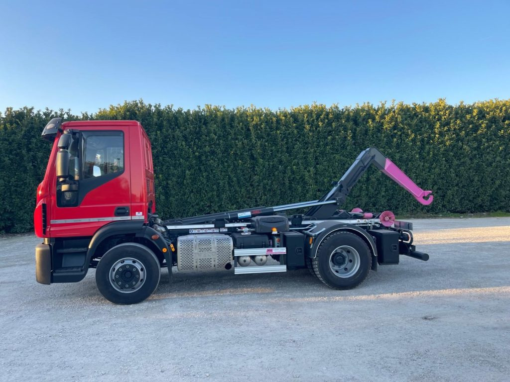 Camión multibasculante IVECO EUROCARGO 160E32 CON SCARRABILE NUOVO