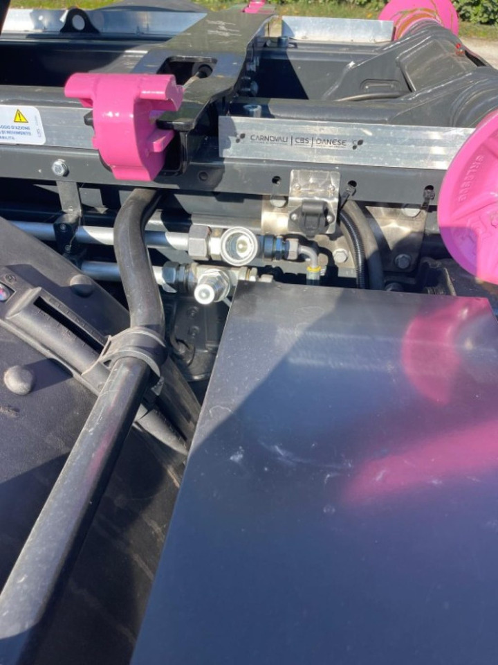 Camión multibasculante IVECO EUROCARGO 160E SCARRABILE