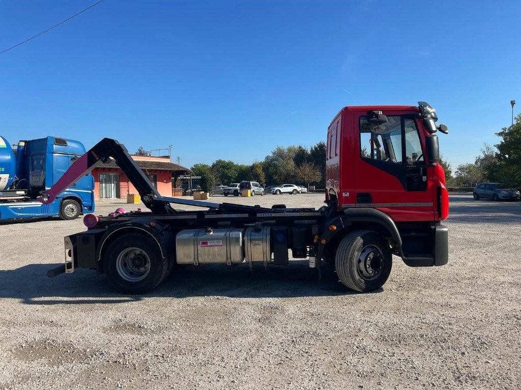 Camión multibasculante IVECO EUROCARGO 160E USATO SCARRABILE