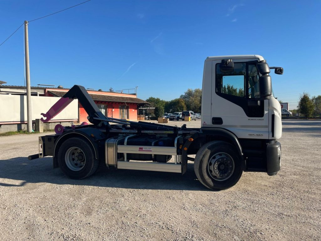 Camión multibasculante IVECO EUROCARGO 180E25 CON SCARRABILE NUOVO
