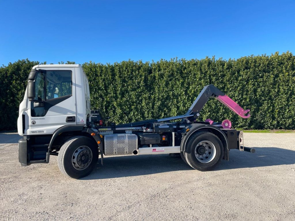 Camión multibasculante IVECO EUROCARGO 180E25 CON SCARRABILE NUOVO