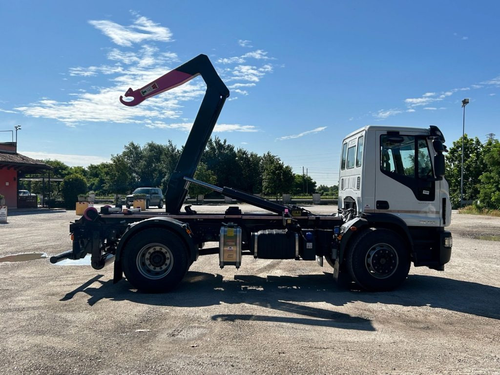 Camión multibasculante IVECO EUROCARGO 180E32K NUOVO SCARRABILE