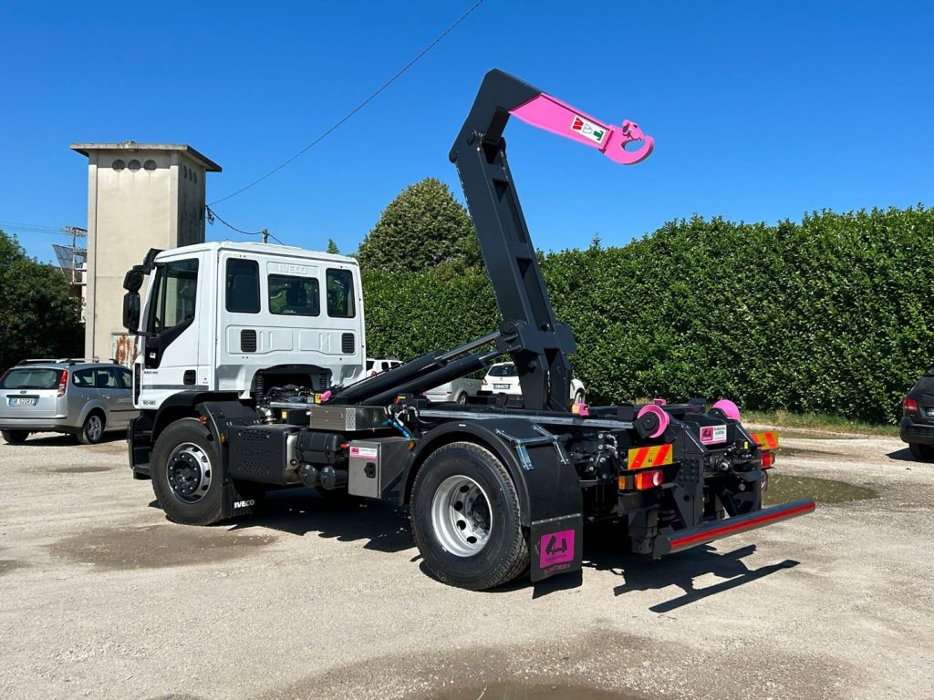 Camión multibasculante IVECO EUROCARGO 180E32K NUOVO SCARRABILE