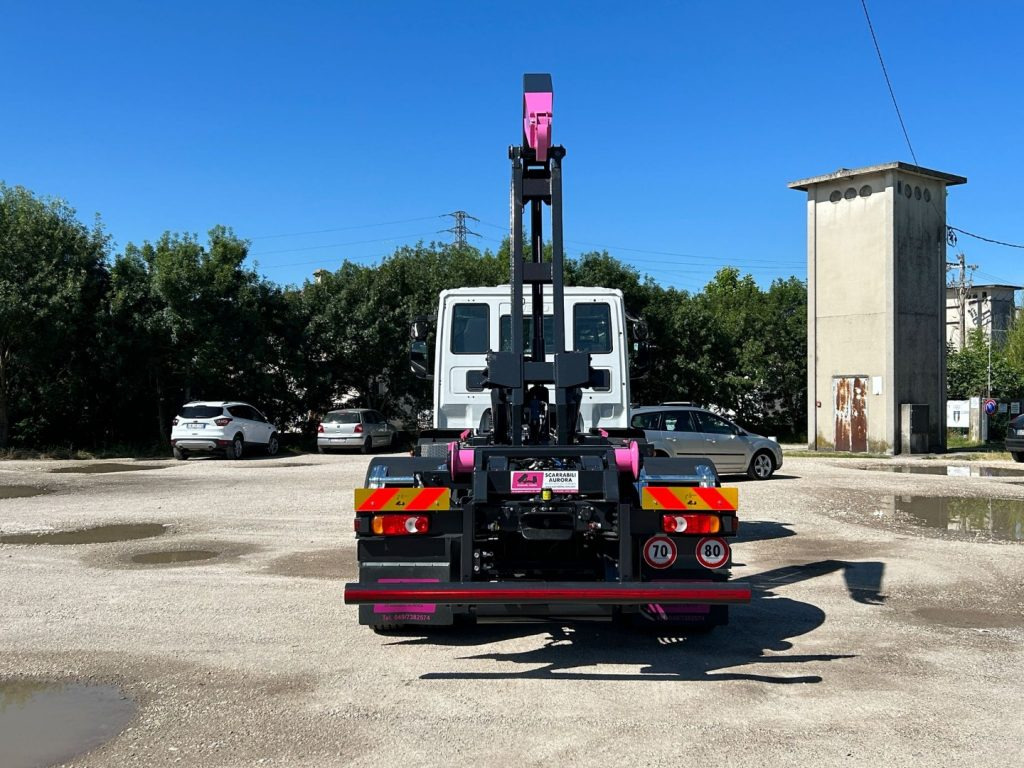 Camión multibasculante IVECO EUROCARGO 180E32K NUOVO SCARRABILE