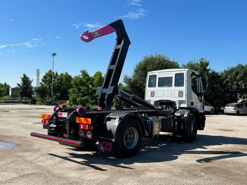 Camión multibasculante IVECO EUROCARGO 180E32K NUOVO SCARRABILE