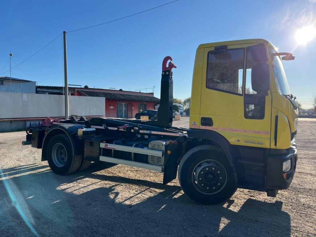 Camión multibasculante IVECO EUROCARGO 180EL28 SCARRABILE