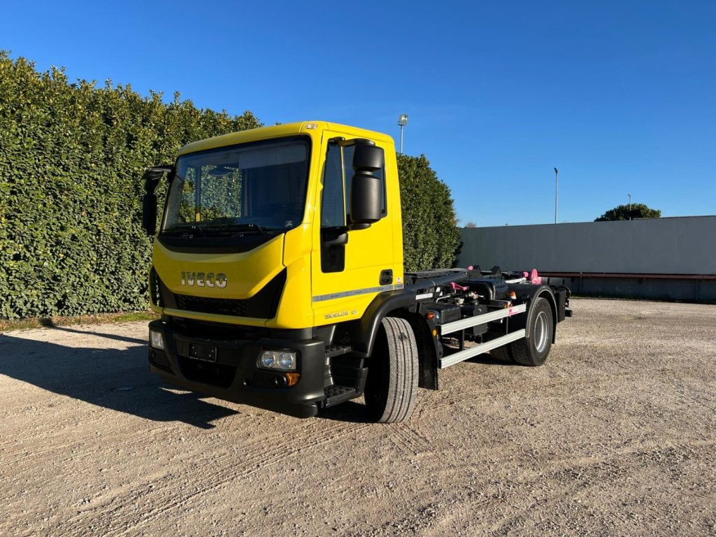 Camión multibasculante IVECO EUROCARGO 180EL28 SCARRABILE
