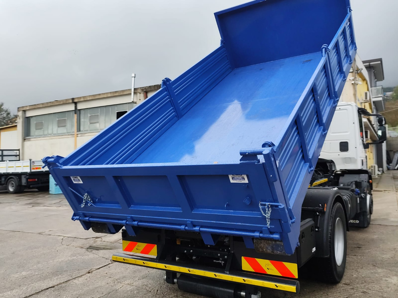 Camión multibasculante IVECO EUROCARGO 180-250