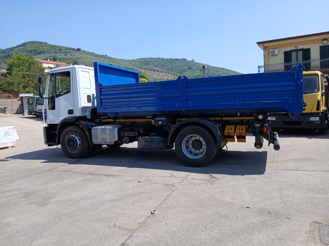 Camión multibasculante IVECO EUROCARGO 190EL25