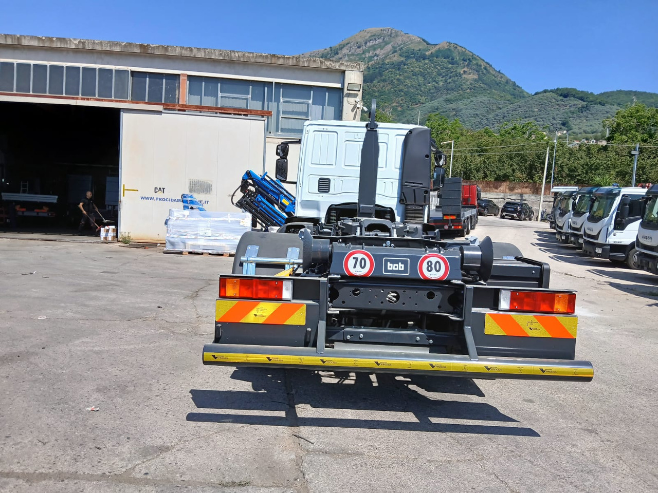 Camión multibasculante IVECO EUROCARGO 190EL25