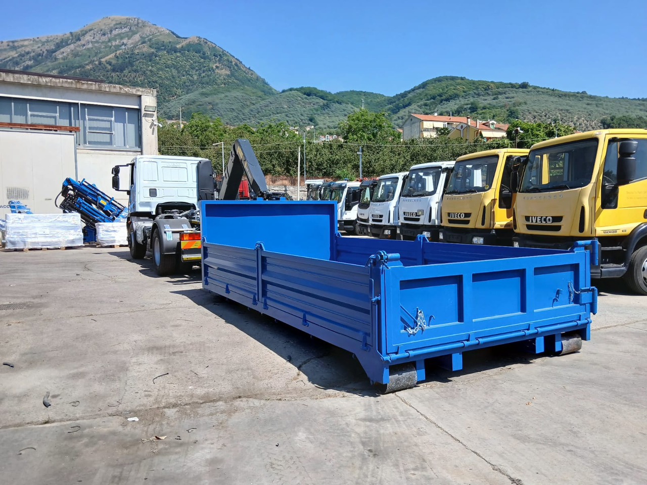 Camión multibasculante IVECO EUROCARGO 190EL25