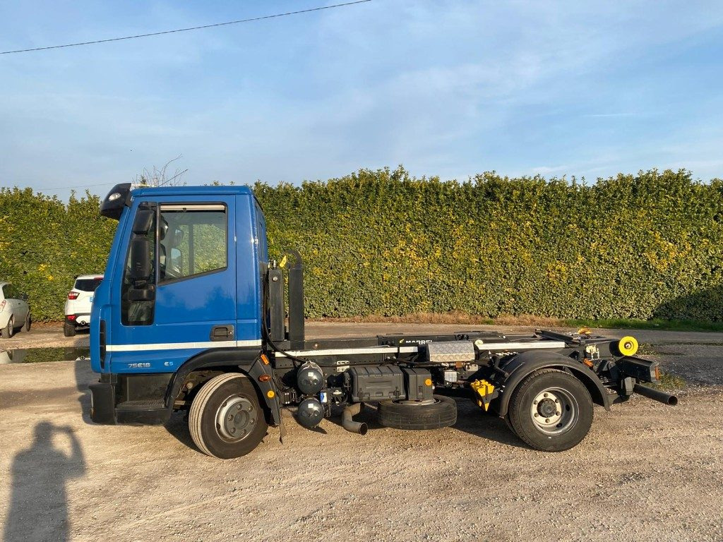 Camión multibasculante IVECO EUROCARGO 75E18 SCARRABILE