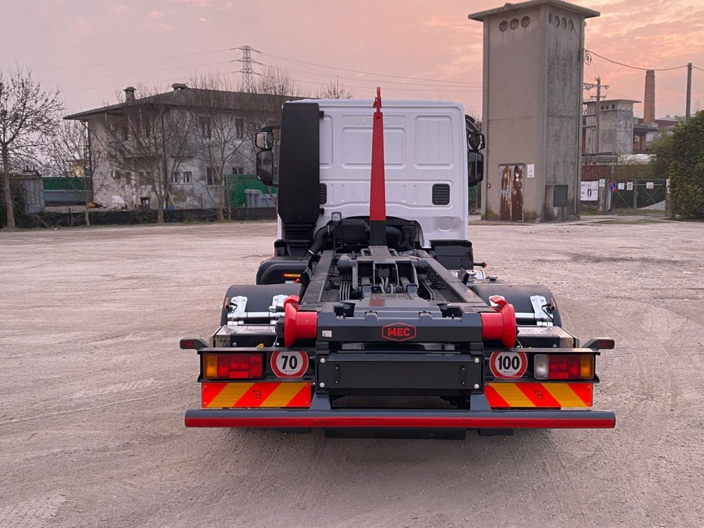 Camión multibasculante IVECO EUROCARGO 80 E18 CON IMPIANTO SCARRABILE NUO