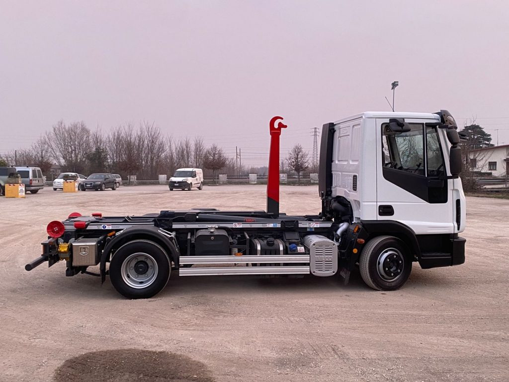 Camión multibasculante IVECO EUROCARGO 80 E18 CON IMPIANTO SCARRABILE NUO