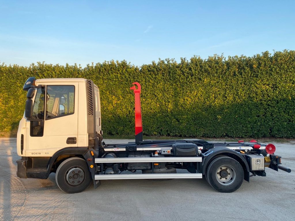 Camión multibasculante IVECO EUROCARGO 80 E18 CON IMPIANTO SCARRABILE NUO