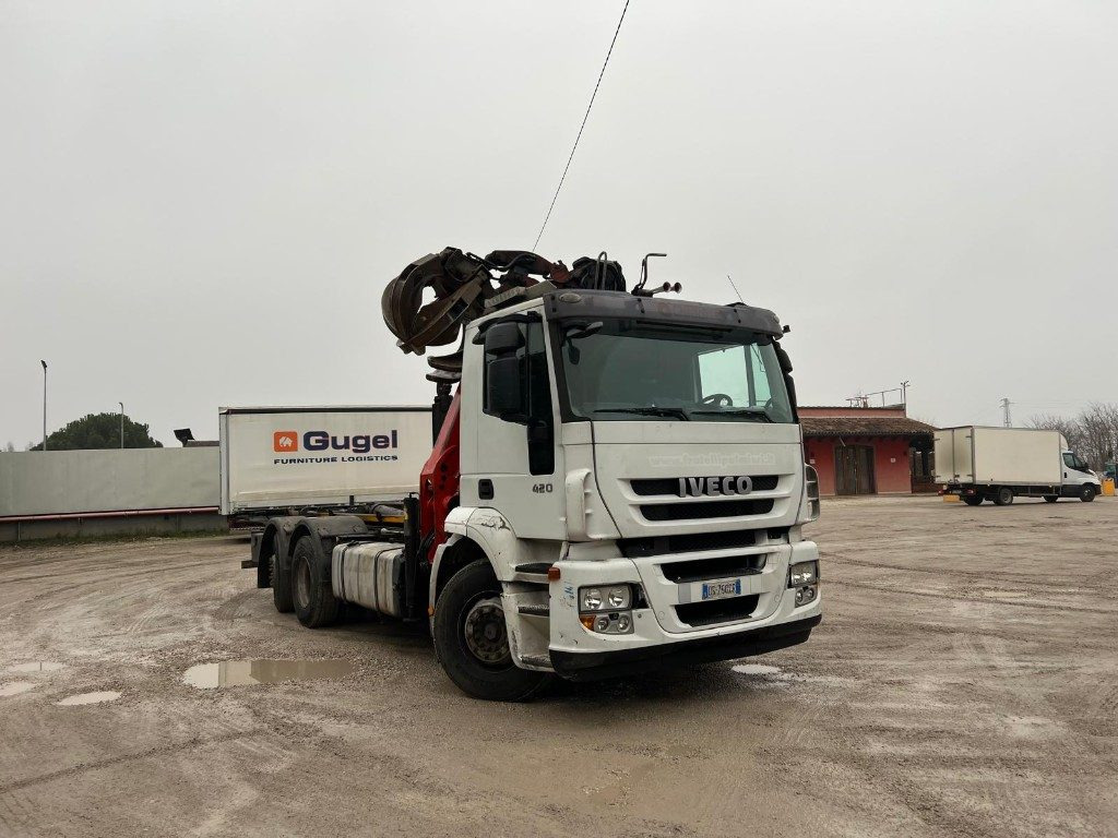 Camión multibasculante IVECO STRALIS 260S42 SCARRABILE USATO CON GRU